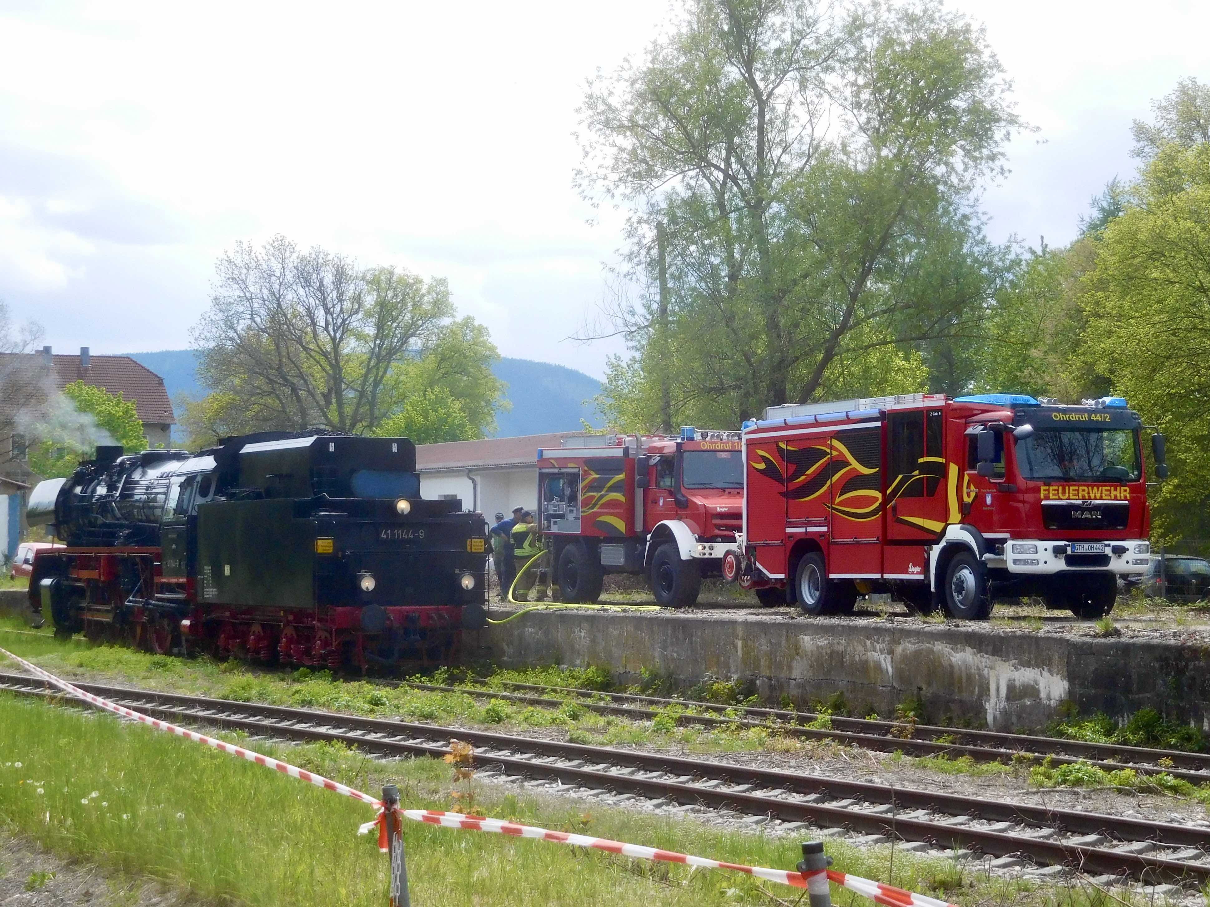Mit freundlicher Unterstützung der Feuerwehr Ohrdruf konnte die 41 1144 am 10.5.2026 in Ohrdruf ihren Wasservorrat ergänzen.